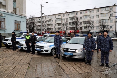 Глава МВД Крыма провел строевой смотр сил правопорядка в центре Симферополя