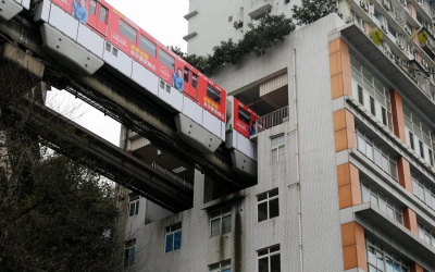Путь этого поезда пролегает сквозь жилое здание