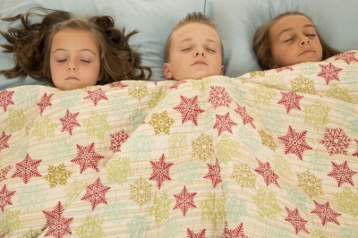 Почему люди спят под одеялом